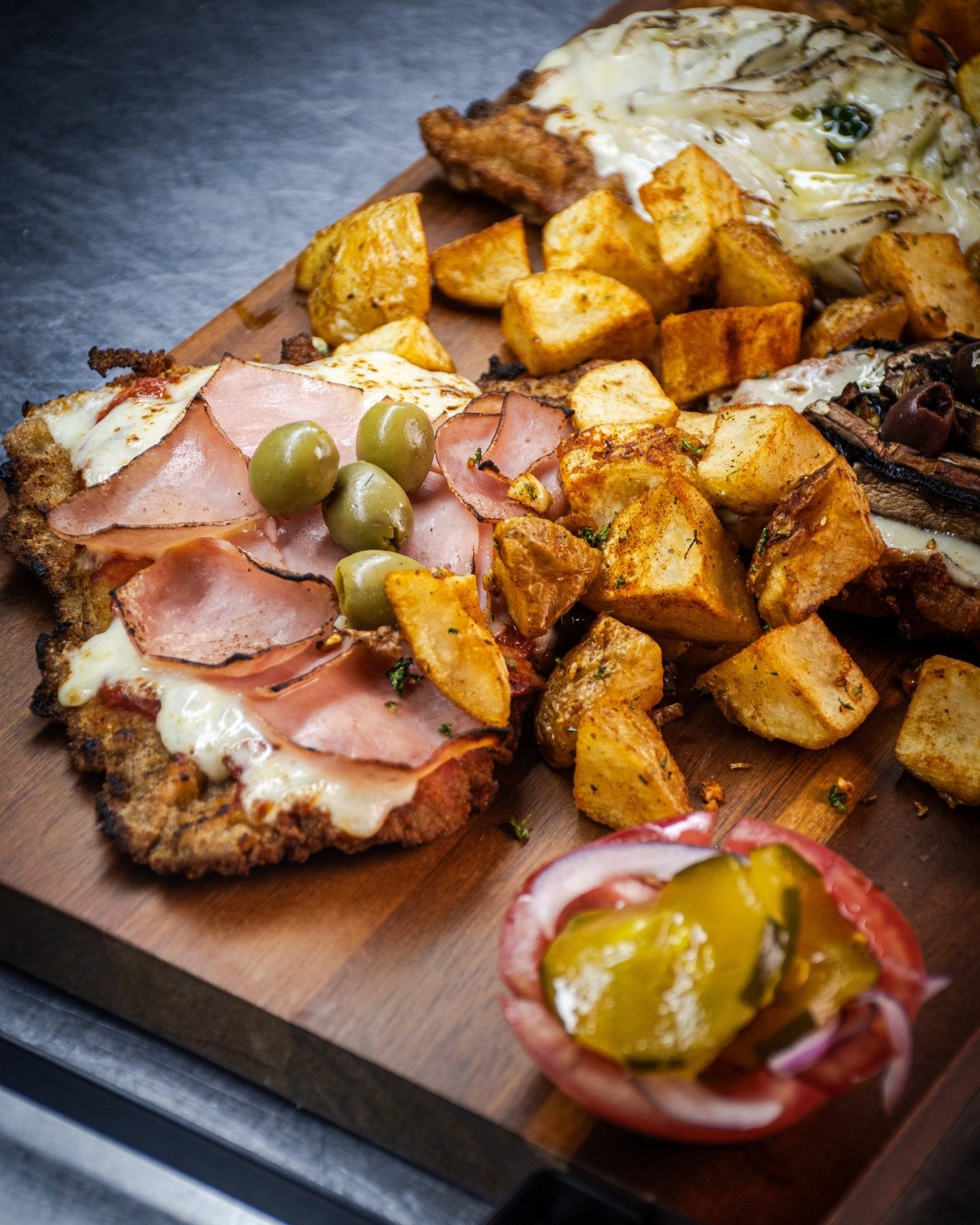 Milanesa a la napolitana servida en tabla de madera