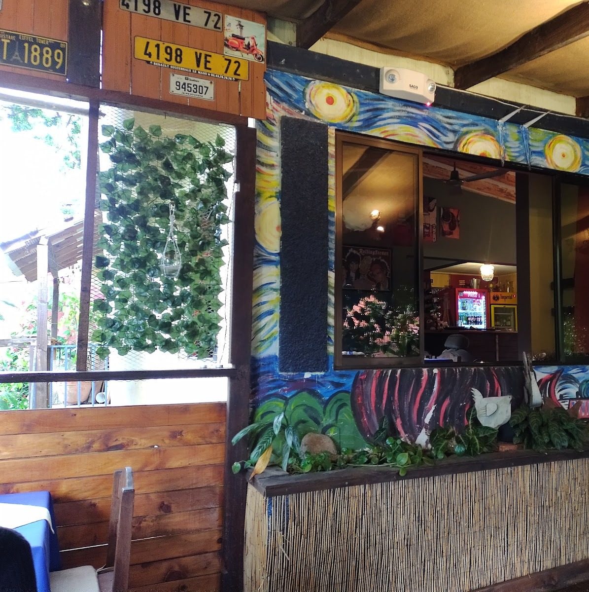 Mural pintado a mano sobre la ventana del bar