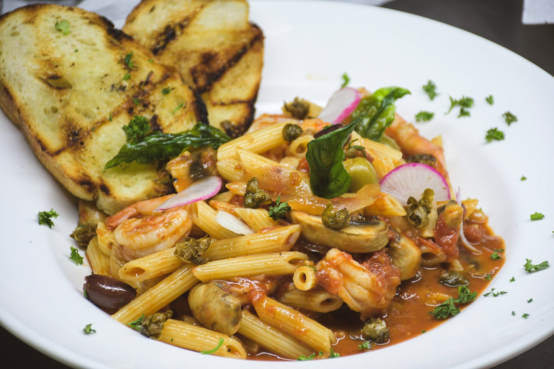 Penne con camarones y pan artesanal a la parrilla