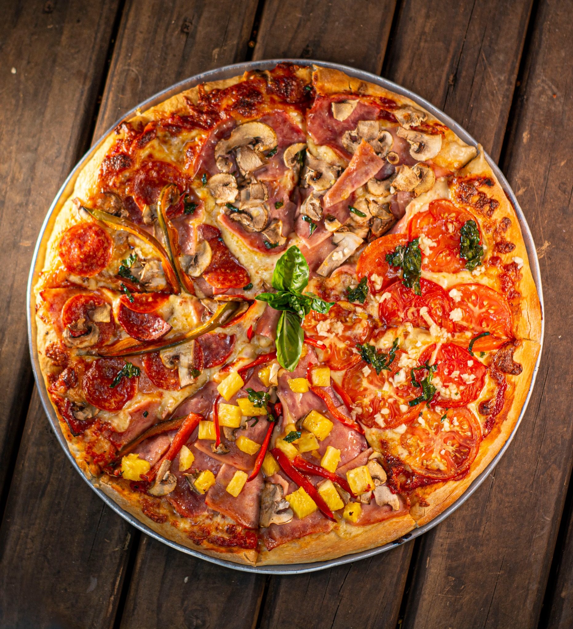 Pizza artesanal de cuatro gustos vista desde arriba